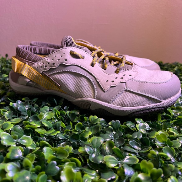 Merrell Shoes - 🔥 MERRELL  SWIFT GLOVE WATERPROOF SHOES SNEAKERS WOMENS SIZE 7